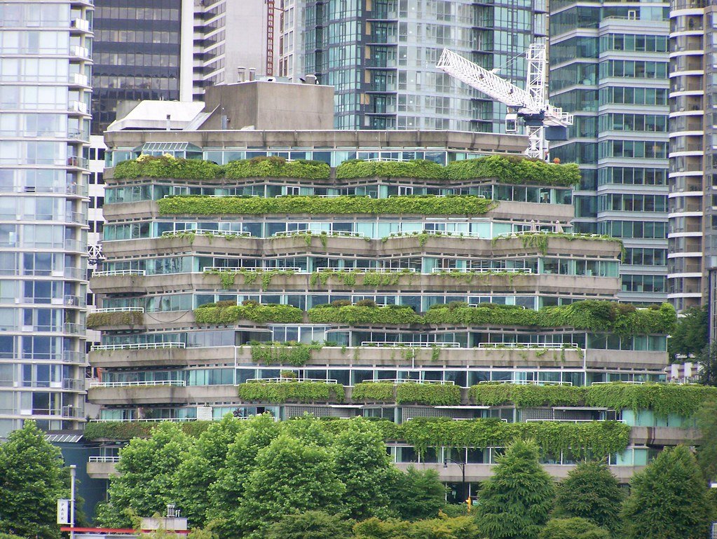 assurance-emprunteur-investissement-locatif-garanties Immeuble résidentiel moderne avec balcons végétalisés, illustrant un bien détenu en investissement locatif.