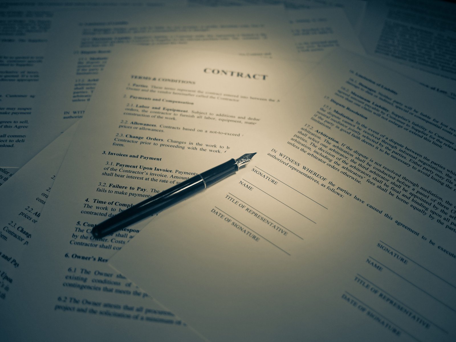 clause-contrat-garantie-invalidite-ipt-itt Signature d'un contrat d'assurance, illustrant la lecture des clauses de garantie invalidité IPT/ITT