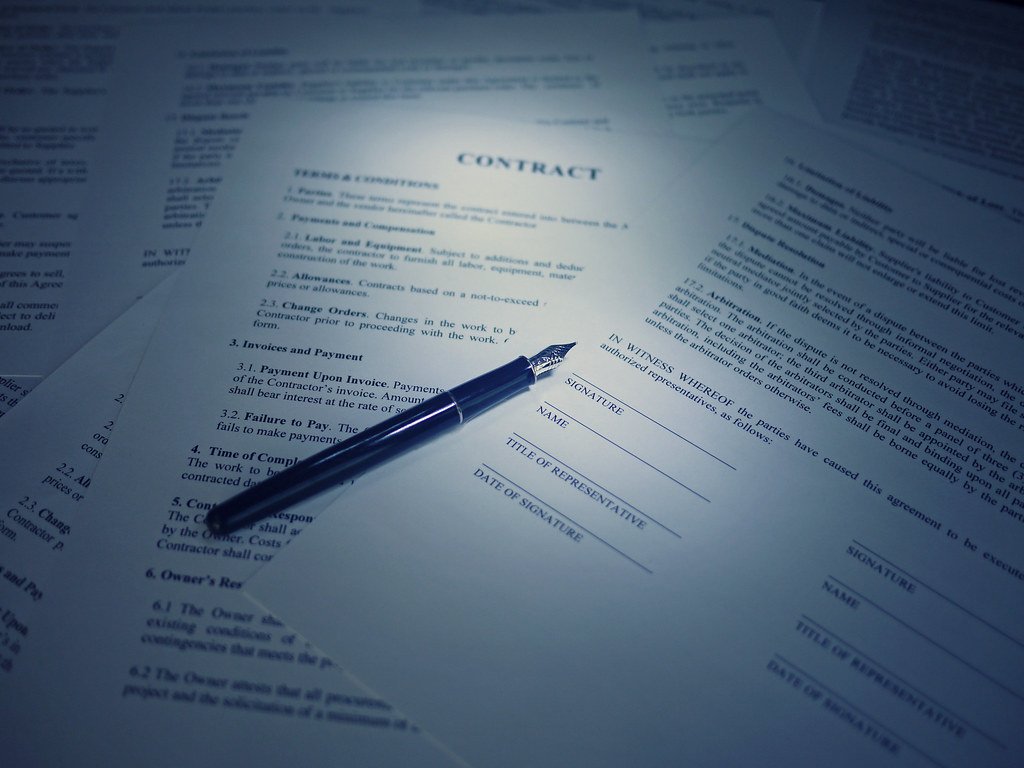 resiliation-assurance-emprunteur-lettre-modele Document contractuel et stylo plume posés en gros plan, illustrant la démarche d'envoi d'une lettre de résiliation d'assurance emprunteur.