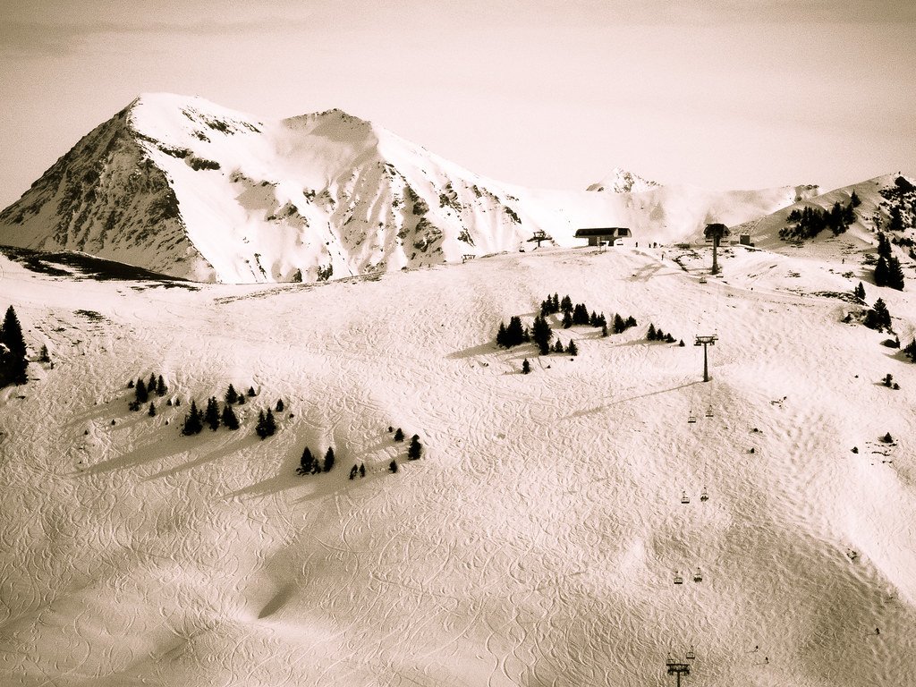 Skieur en hors-piste dans un paysage de montagne, illustrant les sports à risque en assurance emprunteur