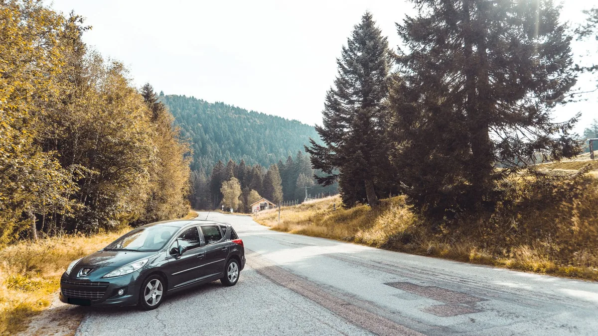 Un camping-car stationné au bord d'une route de montagne au lever du jour