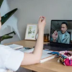 Un jeune homme utilise un inhalateur à son bureau, entouré de documents de prêt immobilier