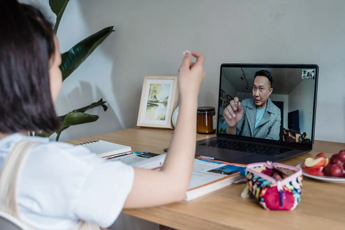 Un jeune homme utilise un inhalateur à son bureau, entouré de documents de prêt immobilier