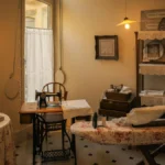 Un appareil de pression positive continue (PPC) et son masque posés sur une table de nuit