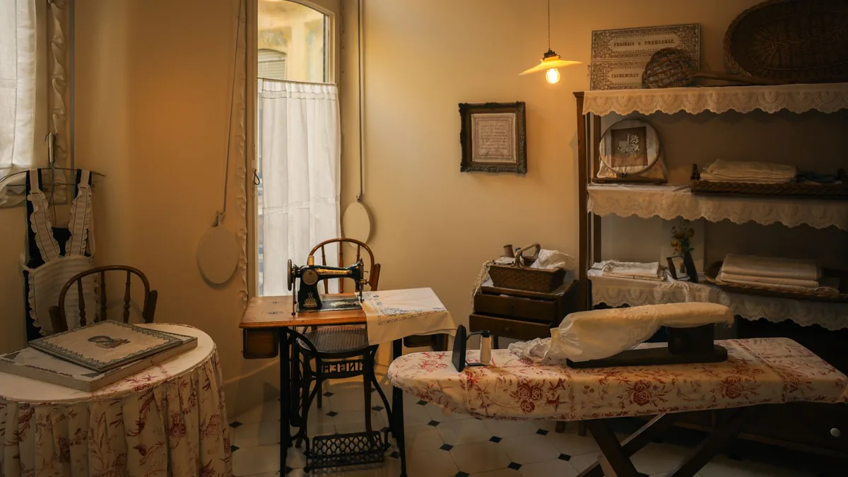 Un appareil de pression positive continue (PPC) et son masque posés sur une table de nuit
